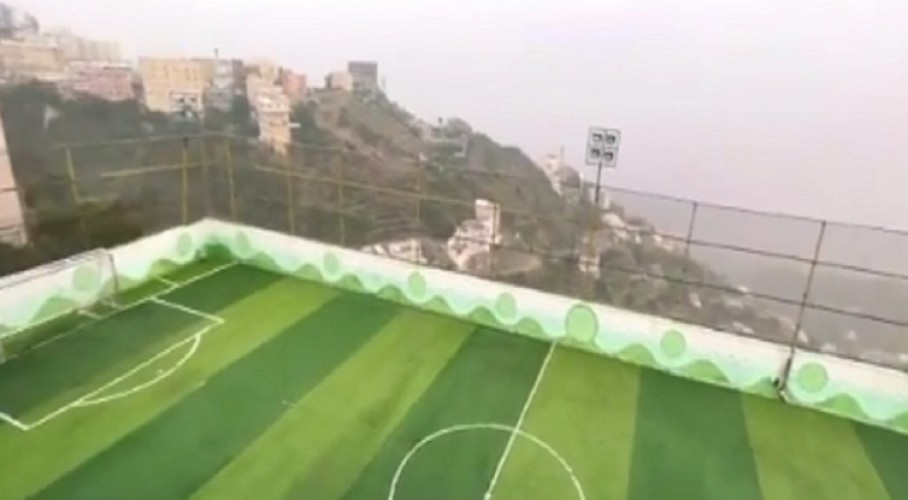 بتكلفة 900 ألف ريال .. بالفيديو: مواطن يحول سطح منزله إلى ملعب كرة على قمم جبال فيفاء