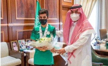 نائب أمير منطقة حائل يهنئ السباح مشاري الجميلي لحصوله على الميدالية الذهبية