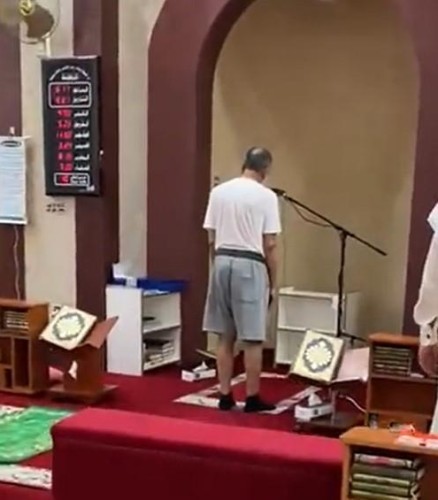 أثار جدلًا في الكويت .. شاهد: رجل يرفع الأذان داخل المسجد وهو يرتدي شورت وفانلة بيضاء
