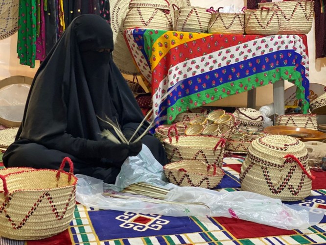 صناعة “السعف” المهنة التي تتوارثها الأجيال النسائية في وادي الدواسر 