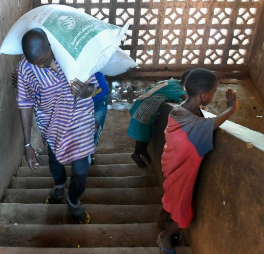 مركز الملك سلمان للإغاثة يدشن مشروع توزيع مساعدات غذائية للفئات الأكثر احتياجًا في مالي