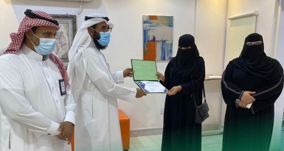ممرضة سعودية تنقذ حياة مواطنة بعد تعرضها لـ”غصة” داخل مطعم تجاري بـ”حائل”