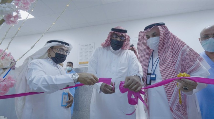 مدير مستشفى أبوعريش العام يدشن فعالية البرنامج التوعوي للكشف المبكر عن سرطان الثدي