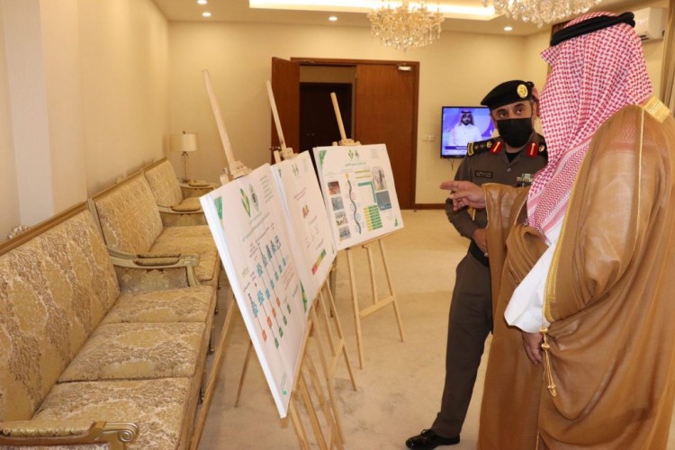 الأمير منصور بن محمد  يطلع على التقرير السنوي لمرور حفرالباطن