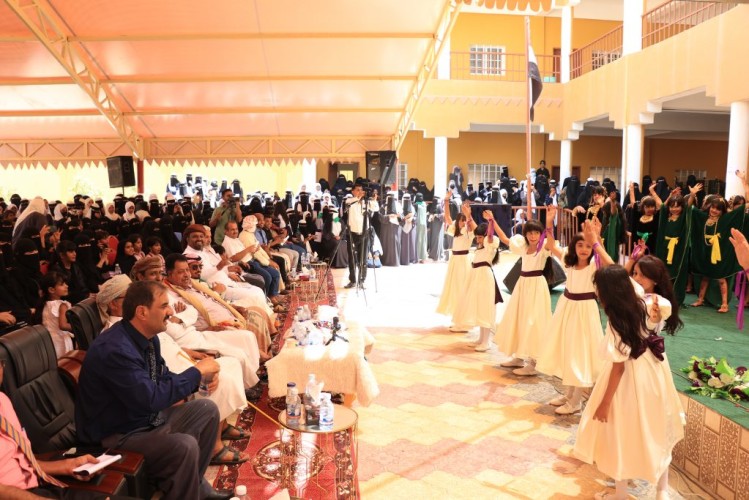 منسوبو مدرسة حي الجامعة بالمهرة يحتفون بيوم اللغة المهرية