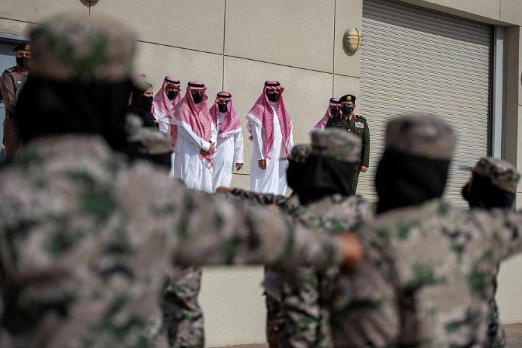 أمام وزير الداخلية .. شاهد: جنديات سعوديات يقدمن عرض عسكري