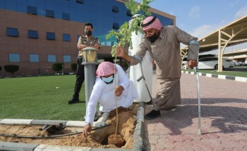 مدير عام فرع وزارة الشؤون الإسلامية بالقصيم يستقبل ويكرم صديق البيئة ويشارك في زرع عدد من الأشجار.