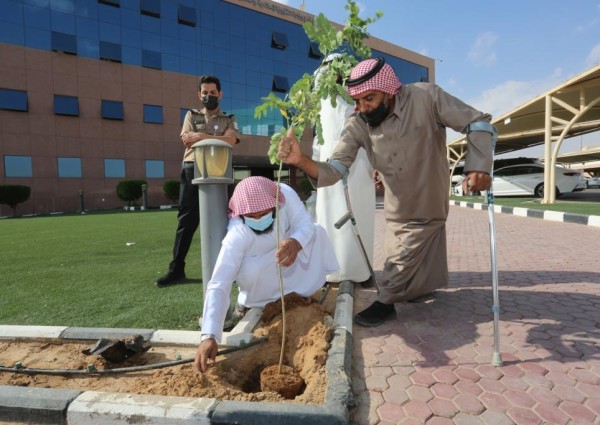 مدير عام فرع وزارة الشؤون الإسلامية بالقصيم يستقبل ويكرم صديق البيئة ويشارك في زرع عدد من الأشجار.