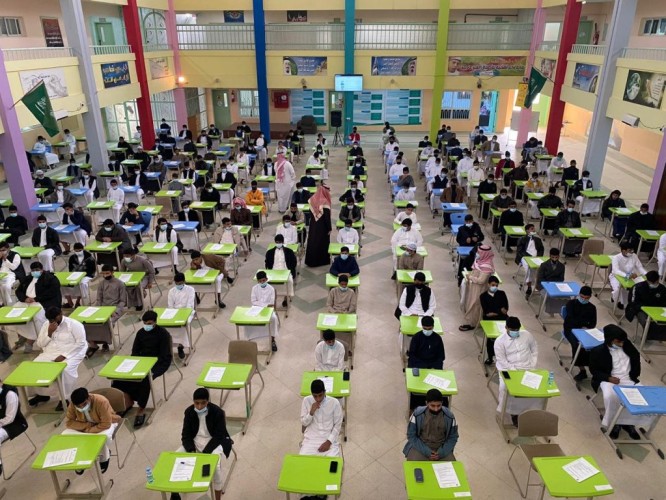 مدير مكتب تعليم صوير يتفقد سير الاختبارات في المدارس