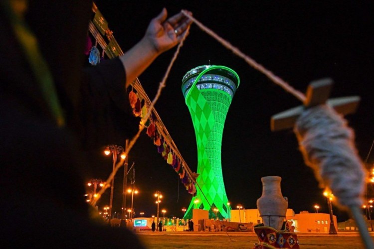 برج مياة عرعر .. المعلم العمراني الابرز يكتسي باللون الاخضر احتفالاً باليوم الوطني 92
