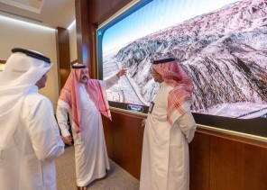 سمو أمير حائل يطلع على عرض أمانة المنطقة بشأن مشروعي توسعة طريق الملك عبدالعزيز وإنارة الواجهة الجبلية