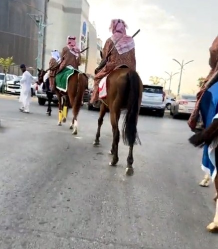 شاهد: مسيرة الخيول لـــ” مربط  الخفيج للخيل العربية الأصيلة في فعاليات اليوم الوطني الـ 92