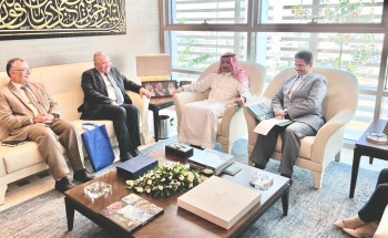 سفير خادم الحرمين بالأردن يلتقي رئيس جامعة القدس في مكتبه بالسفارة