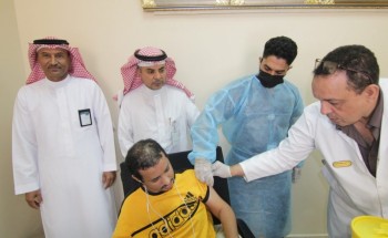 مدير عام فرع وزارة الموارد البشرية بجازان يدشن حملة التطعيم ضد الإنفلونزا الموسمية 