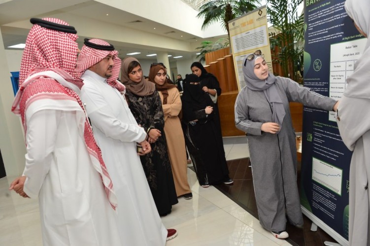 كلية إدارة الأعمال بجامعة الامام عبد الرحمن بن فيصل تُطلق معرضاً لمشاريع الطالبات لتحليل البنوك السعودية