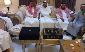 عدد من أعضاء فرقة لمسة وفاء التطوعي يزورون الأستاذ جابر احمد حسن ظافر النعمي في  منزله في العالية