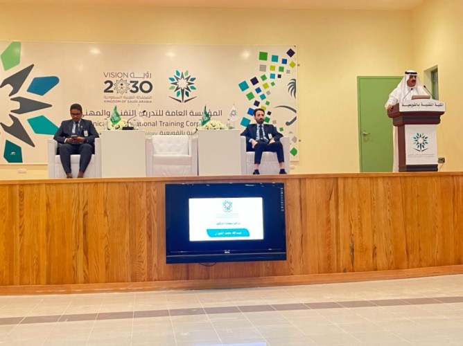 الأمين العام لمركز الملك عبدالعزيز للحوار الوطني يشارك بمحاضرة لطلاب الكلية التقنية بالقويعية