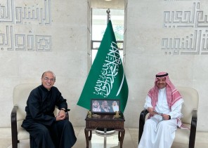 سفير خادم الحرمين بالأردن يلتقي راعي كنيسة مار شربل المارونيّة