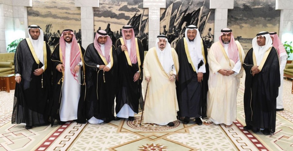 الأمير فيصل بن بندر يستقبل صحافيو الوطن ويتسلم تقرير مفصل بإنجازاتهم