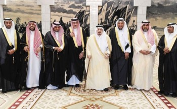 الأمير فيصل بن بندر يستقبل صحافيو الوطن ويتسلم تقرير مفصل بإنجازاتهم