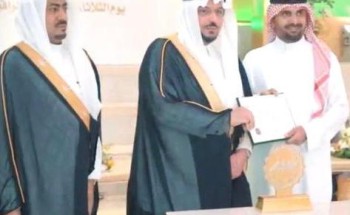 أمير منطقة القصيم يكرم الموظف “لزام بن سعيد المظيبري” بجائزة الموظف المثالي
