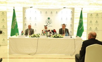 سفير المملكة بالأردن يسلم المفوض العام لـ”الأونروا” الشيك الذي تقدمه المملكة لميزانية الوكالة بقيمة 27 مليون دولار