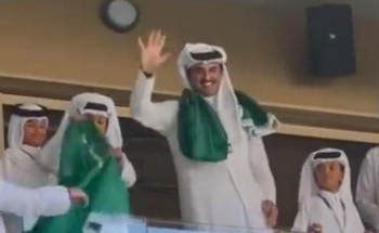 أمير قطر يتوشح بشعار العلم السعودي في مباراة الأخضر مع الأرجنتين