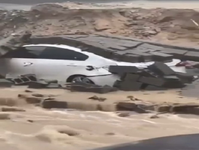 شاهد: ‏سقوط بعض الاعمال الانشائية على عدد من السيارات في جدة