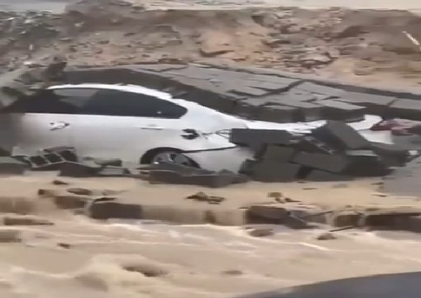 شاهد: ‏سقوط بعض الاعمال الانشائية على عدد من السيارات في جدة