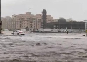 جدة .. بالفيديو: مياه الأمطار تغمر عدد من الشوارع والطرق الرئيسية بالمحافظة