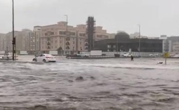 جدة .. بالفيديو: مياه الأمطار تغمر عدد من الشوارع والطرق الرئيسية بالمحافظة