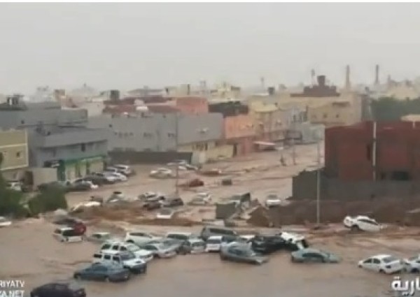بالفيديو: الأمطار تحاصر مباني وسيارات متوقفة في أحد أحياء جدة