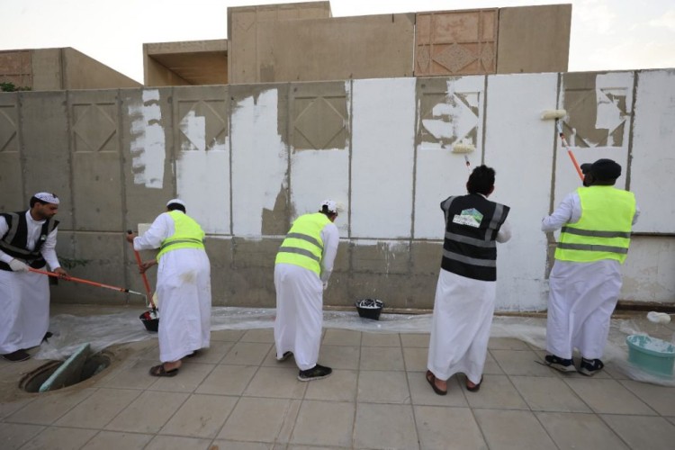 أمانة مكة تُنفذ مبادرة معالجة التشوهات البصرية في حي الرصيفة المجاور لـ “جوهرة الرصيفة”