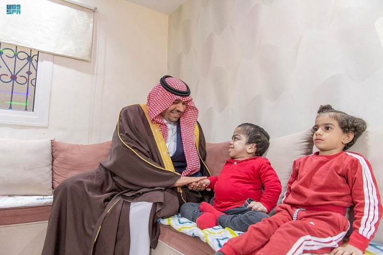 سموُّ الأمير فيصل بن خالد بن سلطان يوجِّه باستكمال علاج شقيقين وتقديم الرعاية الصحية لهما