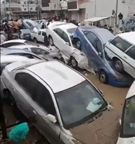 بسبب الامطار الغزيرة ..السيول تجرف عدد كبير من المركبات في شوارع مكة المكرمة