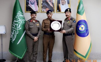 مدير الدفاع المدني بمنطقة مكة المكرمة يكرم البطل الجندي فيصل بن سعيد الهجهاجي الغامدي