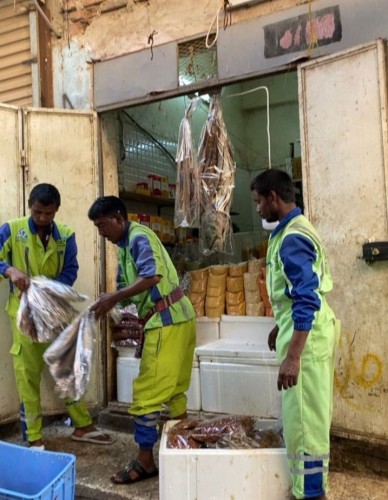 بلديات مكة تتعقب الباعة الجائلين وتضبط أكثر من 4 طن لحوم وأغذية مجهولة المصدر