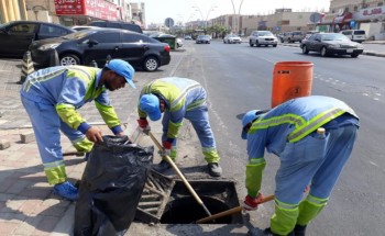 بلدية الظهران تقوم بأعمال الصيانة والتنظيف لقنوات تصريف مياه الأمطار لضمان انسيابية تصريف المياه