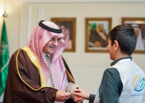 أمير تبوك يهدي أصغر متطوع بتبوك قلمه الخاص ..
