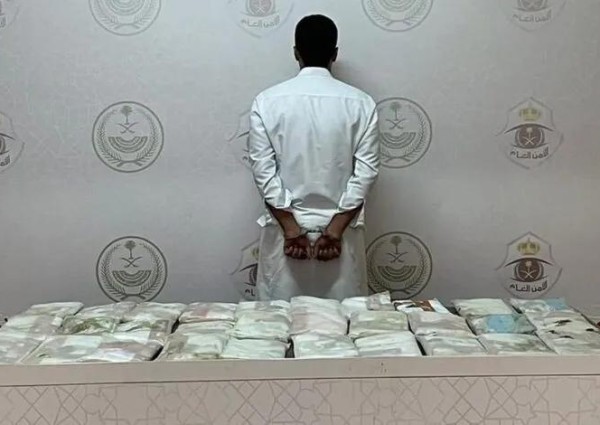 مركز الضبط الأمني بالحريضة يلقي القبض على مقيم بحوزته (30) كيلو جرامًا من مادة الحشيش المخدِّر