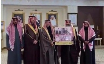 سمو أمير القصيم يتسلم وثائق ومراسلات تاريخية بين الملك عبدالعزيز وأهالي المنطقة