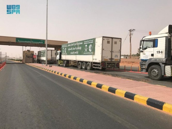 عبور 4 شاحنات منفذ الوديعة تحمل مستلزمات الغسيل الكلوي مقدمة من مركز الملك سلمان للإغاثة لتوزيعها في عدة محافظات يمنية