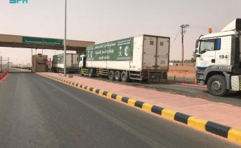 عبور 4 شاحنات منفذ الوديعة تحمل مستلزمات الغسيل الكلوي مقدمة من مركز الملك سلمان للإغاثة لتوزيعها في عدة محافظات يمنية