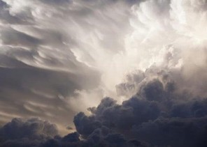 “الأرصاد” يُنبِّه 11 منطقة: أمطار رعدية ورياح وأتربة مثارة مع تدنٍّ في الرؤية
