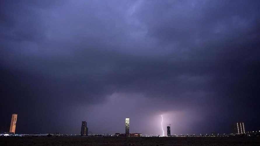 الدفاع المدني: إطلاق إنذار باستخدام البث الخلوي على محافظة جدة للتحذير من أمطار غزيرة