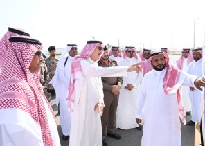 سمو الأمير محمد بن ناصر يتفقد حي العشيماء والحارة الشامية بمدينة جيزان