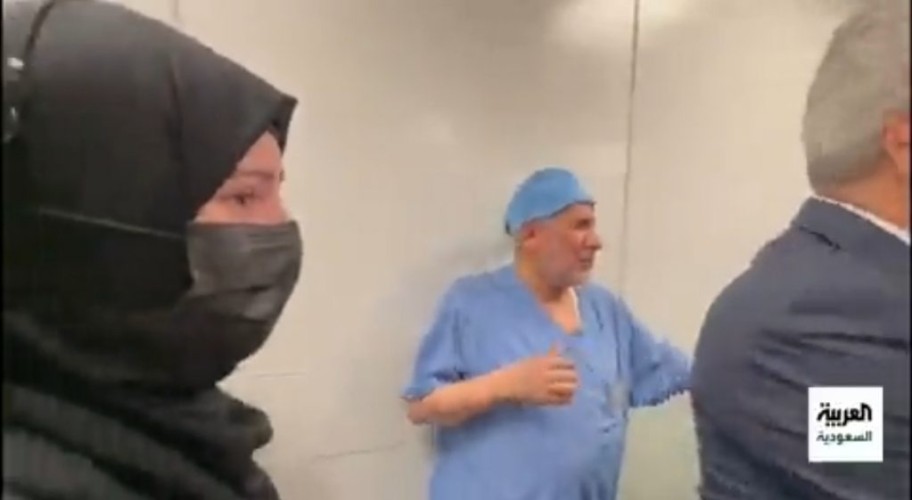 بالفيديو .. مشهد مؤثر لـ”والدة التؤام السيامي العراقي” بعد خروجهما من غرفة العمليات