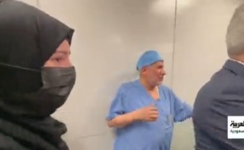 بالفيديو .. مشهد مؤثر لـ”والدة التؤام السيامي العراقي” بعد خروجهما من غرفة العمليات