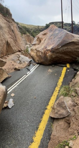 انهيارات صخرية في جبل شدا بمحافظة المخواة وإغلاق طريق جبل شدا الأعلى