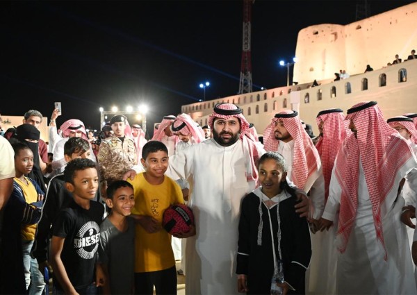 سموُّ الأميرِ محمد بن عبدالعزيز يتفقَّد عدداً من مقارِّ فعاليات مهرجان ” شتاء جازان 23″